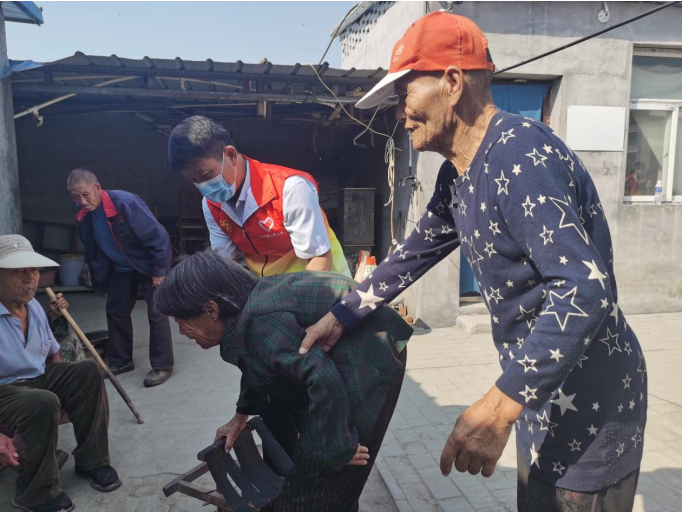向陽(yáng)集團(tuán)愛(ài)心慰問(wèn)團(tuán)隊(duì)